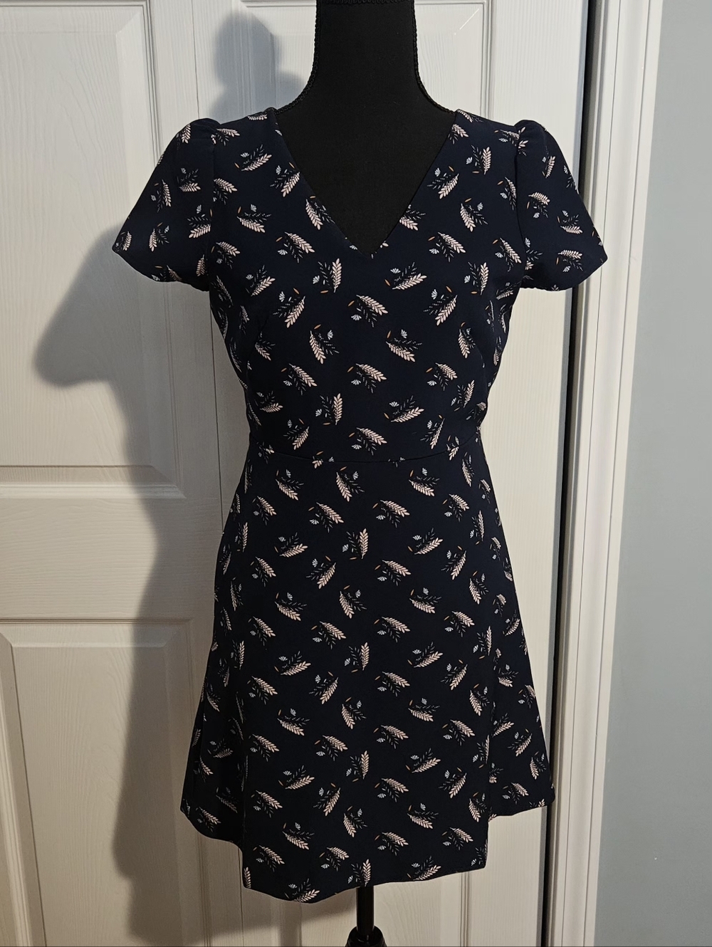 LOFT Navy Blue V-neck fit to flare zip back dress w/ pockets, Size 0P EUC